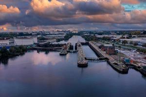 vista aérea da barragem no canal em manchester. foto