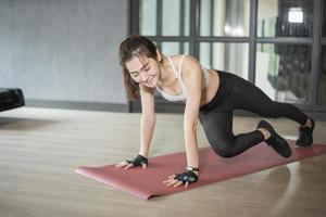 linda mulher asiática está fazendo exercício no ginásio foto