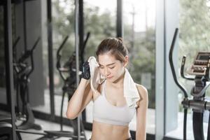 linda mulher asiática está fazendo exercício no ginásio foto