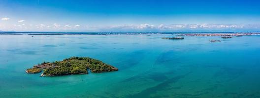 vista aérea da ilha fantasma atormentada de poveglia em veneza foto