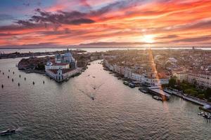 vista do pôr do sol da noite mágica sobre a bela veneza na itália. foto