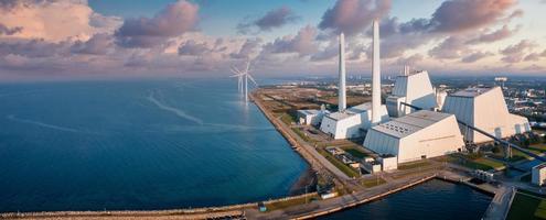 vista aérea da central elétrica. uma das usinas de energia mais bonitas e ecológicas do mundo. esg energia verde. foto