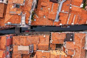 belos telhados laranja de Veneza na Itália. vista aérea.