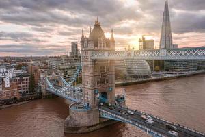 vista aérea panorâmica do pôr do sol da ponte da torre de londres e do rio tâmisa foto