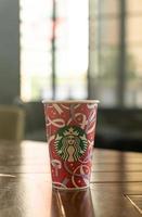 Bangkok, Tailândia - 24 de novembro de 2021 - café com bebida quente da Starbucks com tema de natal na mesa. foto