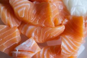 menu japonês é sashimi de salmão.