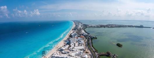 vista aérea da praia de punta norte, cancun, méxico. foto