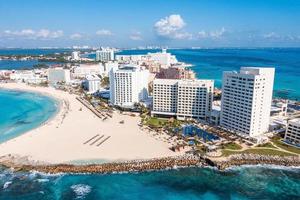 vista aérea dos hotéis de luxo em cancun foto