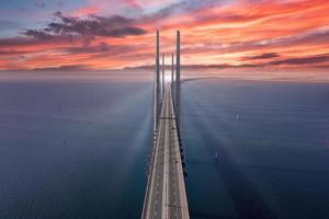 vista aérea panorâmica da ponte oresundsbron entre a dinamarca e a suécia. vista da ponte de oresund ao pôr do sol foto