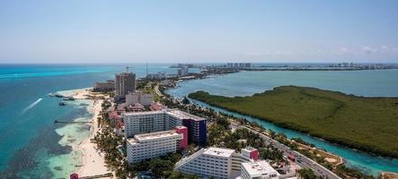 uma vista aérea de uma praia em cancun, méxico. foto