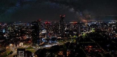 tiro aéreo de manchester, reino unido à noite. foto