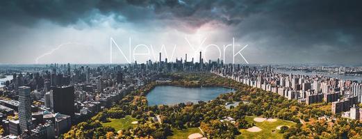 vista aérea do central park em manhattan, nova york. enorme belo parque é cercado por arranha-céus foto