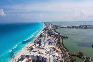 vista aérea da praia de punta norte, cancun, méxico. foto