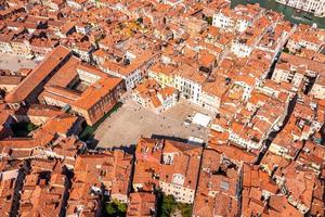 belos telhados laranja de Veneza na Itália. vista aérea. foto