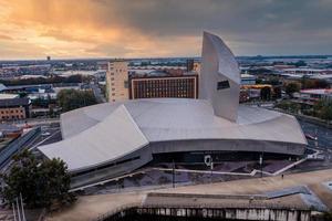 vista aérea da cidade de mídia uk está nas margens do manchester ao entardecer foto