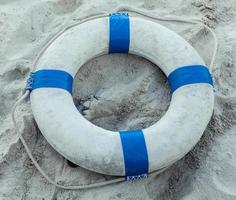 o colete salva-vidas colocado na praia. foto