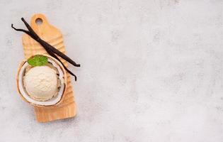 sabores de sorvete de coco na metade da configuração de coco em fundo de pedra branca. verão e conceito de menu doce.