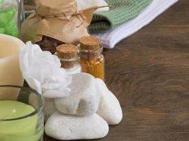 conjunto de ingredientes e especiarias para aromaterapia e cuidados com o corpo em uma superfície de madeira. spa ainda vida