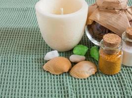 definir ingredientes e especiarias para aromaterapia e cuidados com o corpo em um guardanapo verde. ainda vida de spa foto