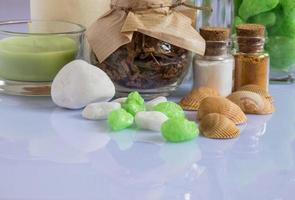 definir ingredientes e especiarias para aromaterapia e cuidados com o corpo em uma superfície branca com reflexão. ainda vida de spa