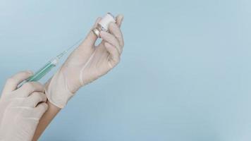 mão com luvas segurando seringa com espaço de cópia de vacina