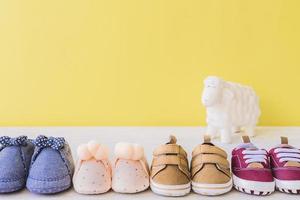 conceito de bebê com quatro pares de sapatos diferentes