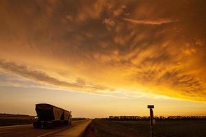 pradaria nuvens de tempestade pôr do sol foto