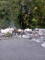 uma via pública que foi transformada em depósito de lixo por pessoas irresponsáveis