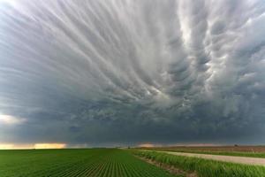 pradaria nuvens de tempestade mammatus foto