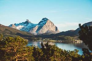 montanhas da noruega e paisagens nas ilhas lofoten. paisagem natural escandinava. lugar para texto ou publicidade foto