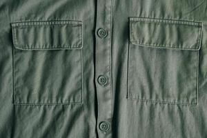 dois bolsos fechados e botões em uma jaqueta verde de inverno. vista do topo. copiar, espaço vazio para texto foto