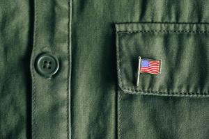 distintivo de pino de bandeira dos eua no bolso da jaqueta verde foto