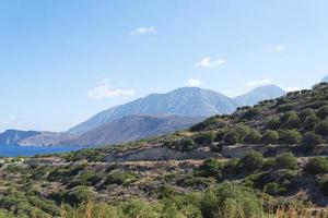 o mar e as montanhas de creta. foto