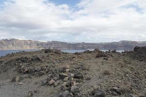 estrada rochosa exótica para a cratera do vulcão. o vulcão está localizado na famosa caldeira de santorini. foto