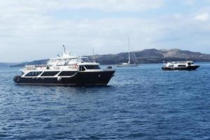 navio de passageiros perto da ilha de santorini. foto