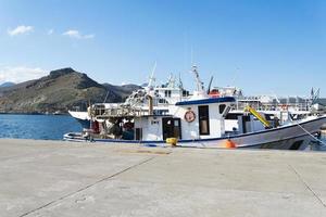 o antigo porto na vila de pescadores na ilha de creta, grécia. foto