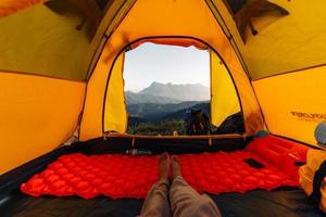 acampamento amarelo na montanha foto