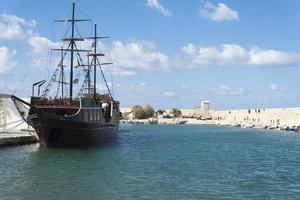 casa de barcos na creta aguda em um dia ensolarado. foto