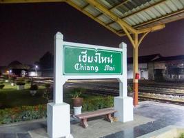 estação ferroviária de chiang mai chiang mai tailândia10 de janeiro de 2020 é uma estação de 1ª classe e a principal estação ferroviária da província de chiang mai. esta estação fica no lado leste do rio ping. foto