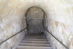escadas para a masmorra de um castelo medieval foto