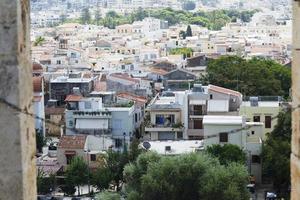 vista do resort arquitetura grega rethymno cidade-porto, construído por venezianos, da altura do castelo fortezza - fortaleza na colina paleokastro. telhados vermelhos e montanhas ao fundo. Creta. foto