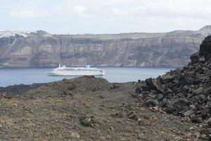 estrada rochosa exótica para a cratera do vulcão. o vulcão está localizado na famosa caldeira de santorini. foto