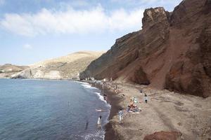 praia com areia vermelha. a ilha de santorini. foto