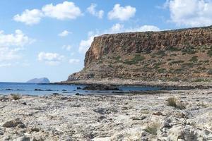 vista para o mar, montanhas e costa rochosa. foto