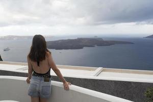 vista para o mar e o vulcão de fira a capital da ilha de santorini na grécia foto