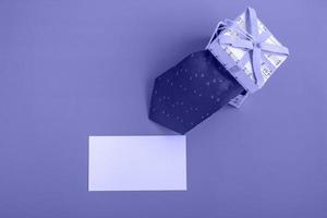 caixa de presente com gravata e cartão em um fundo muito peri. closeup de presentes de feriado com espaço de cópia foto