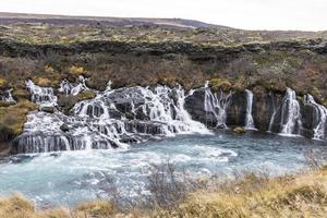 Cachoeira Hraunfossar na Islândia foto