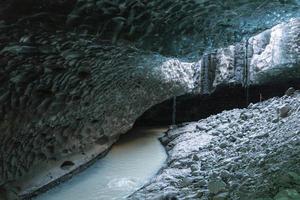 cavernas de gelo na geleira em jokulsarlon, islândia foto