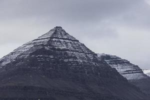 djupivogur e montanhas circundantes foto