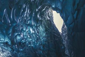 cavernas de gelo na geleira em jokulsarlon, islândia foto